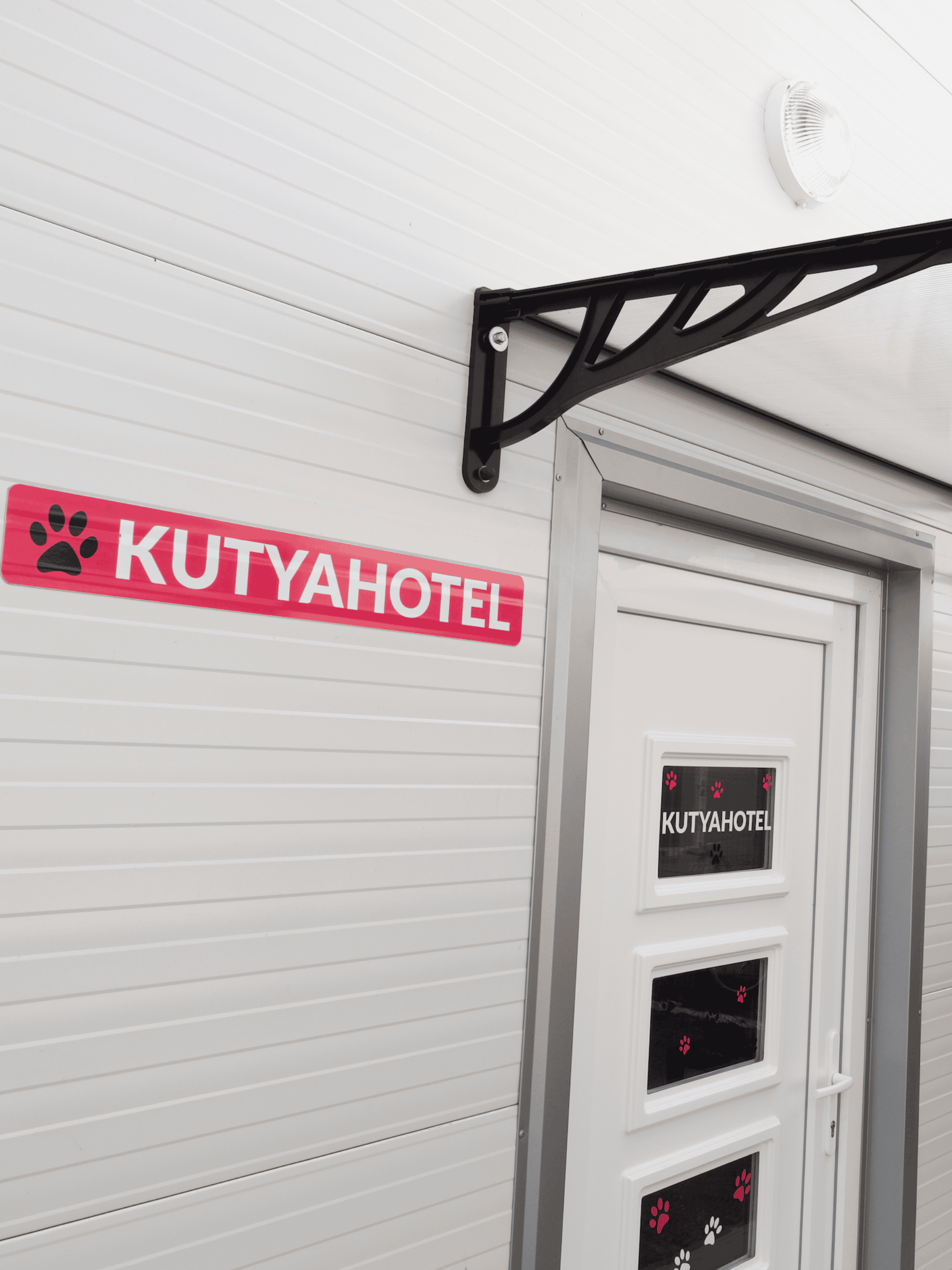 Park & Bark kutyahotel bejárat